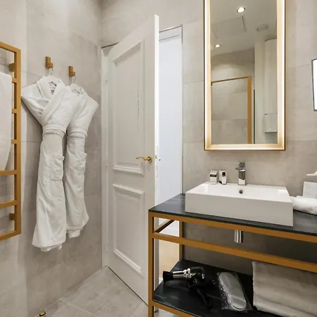 Vestay Montaigne Paris Exterior photo
